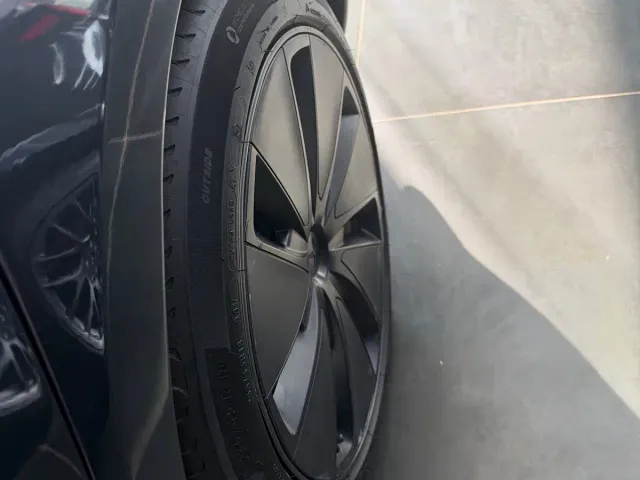 Tesla Model 3 — Фото автомобиля 10