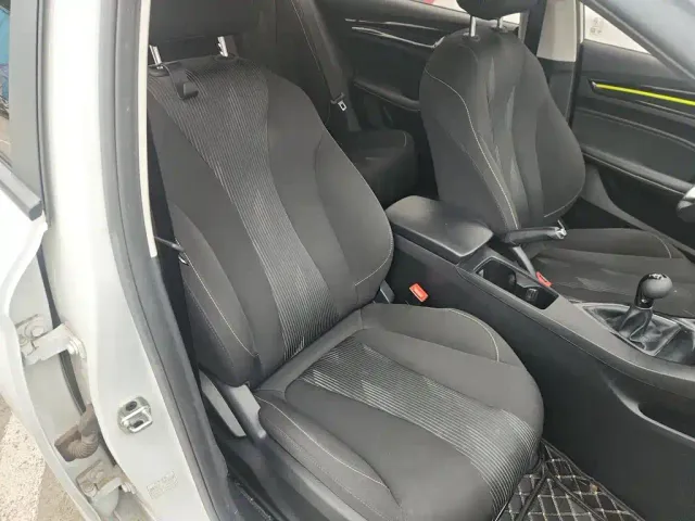 Roewe i5 — Фото автомобиля 19