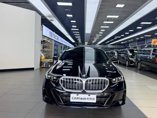 BMW BMW 5 Series 2026 Model Year Facelift 530Li Leading M Sport Package — Фото автомобиля 3