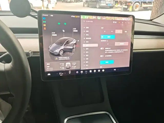 Tesla Model Y — Фото автомобиля 12