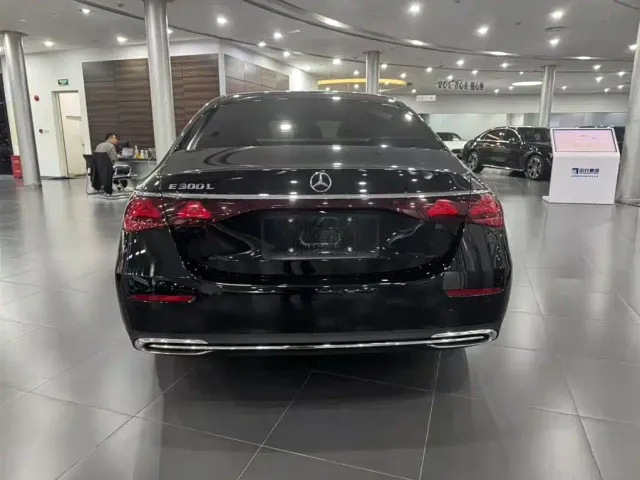 Mercedes-Benz E-Class — Фото автомобиля 4