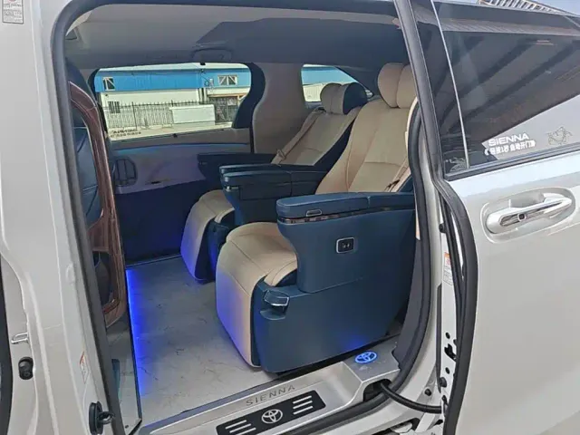 Toyota Sienna — Фото автомобиля 16