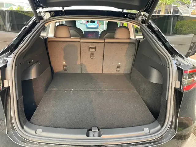Tesla Model Y — Фото автомобиля 18