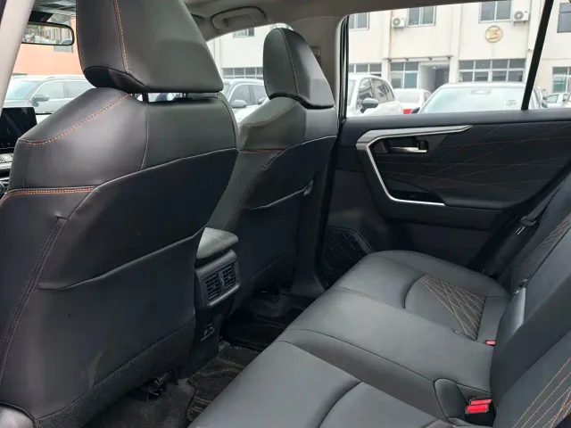 Toyota RAV4 — Фото автомобиля 6