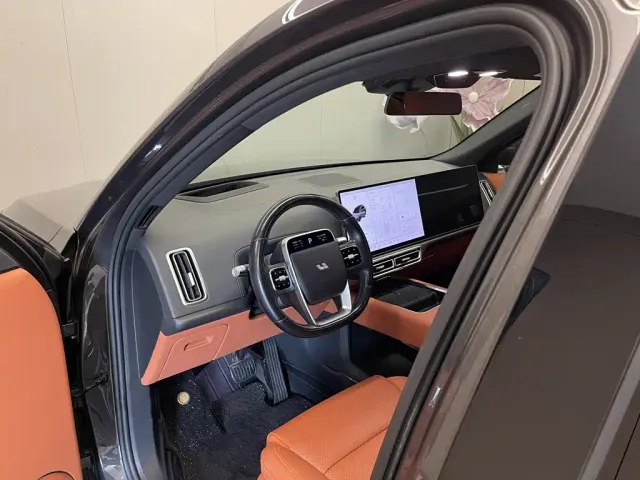 Li Auto L8 — Фото автомобиля 25