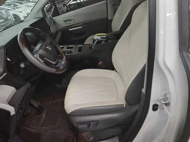 Toyota Sienna — Фото автомобиля 14