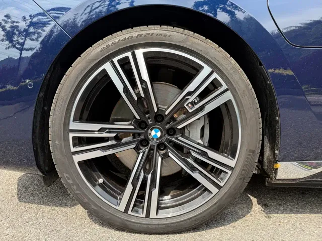 BMW i7 — Фото автомобиля 13