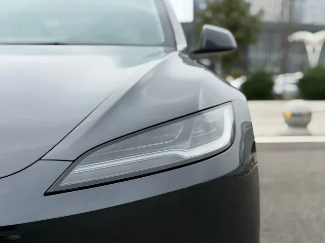 Tesla Model 3 — Фото автомобиля 6