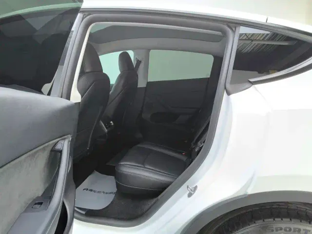 Tesla Model Y — Фото автомобиля 9