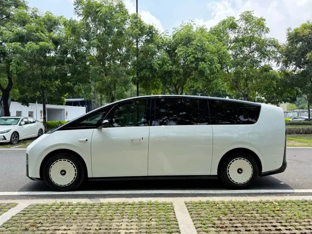 Li Auto MEGA — Фото автомобиля 4