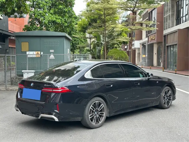 BMW 5 Series — Фото автомобиля 3