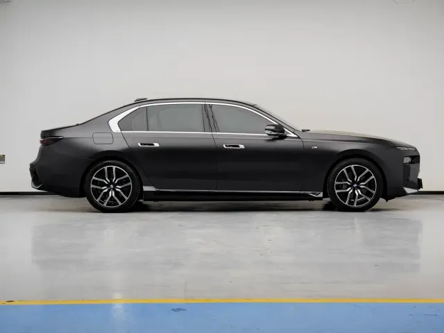 BMW i7 — Фото автомобиля 8