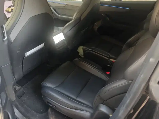 Tesla Model Y L — Фото автомобиля 11