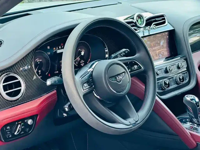 Bentley Bentayga — Фото автомобиля 3