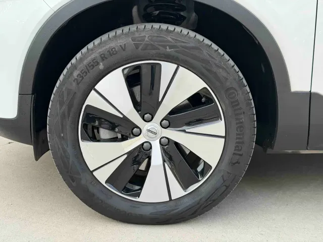 Volvo XC40 — Фото автомобиля 4