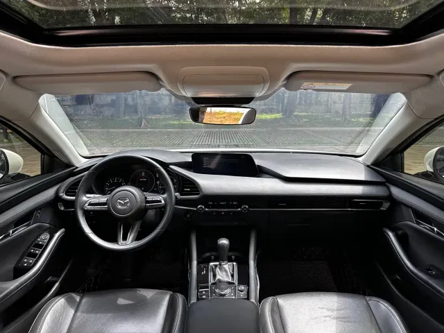 Mazda Axela — Фото автомобиля 9