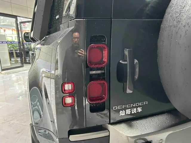 Land Rover Defender — Фото автомобиля 17
