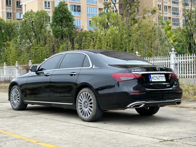 Mercedes-Benz E-Class — Фото автомобиля 4