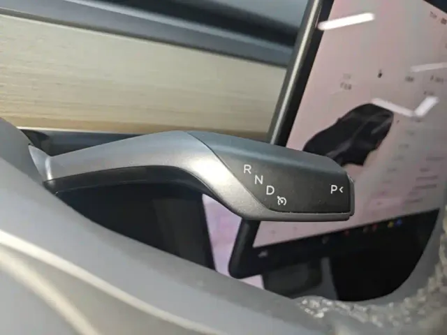 Tesla Model Y — Фото автомобиля 13