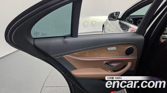 Mercedes-Benz E-Class — Фото автомобиля 22