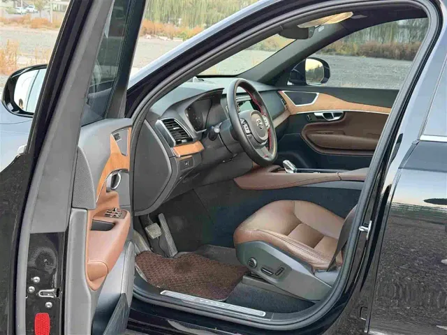 Volvo XC90 — Фото автомобиля 7