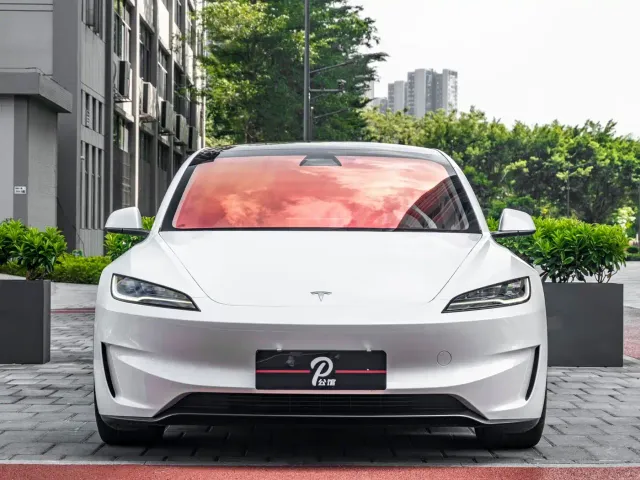 Tesla Model 3 — Фото автомобиля 2