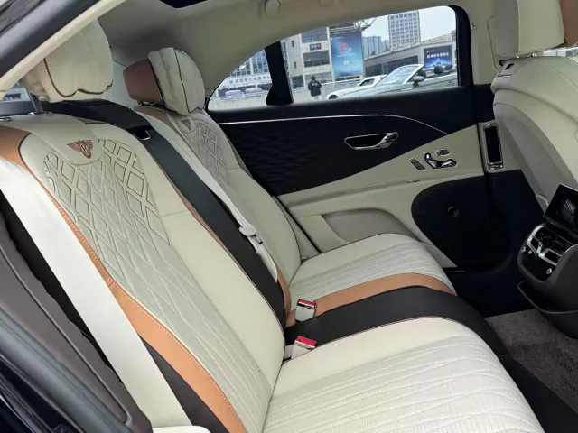 Bentley Flying Spur — Фото автомобиля 17
