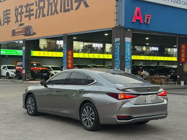 Lexus ES — Фото автомобиля 12