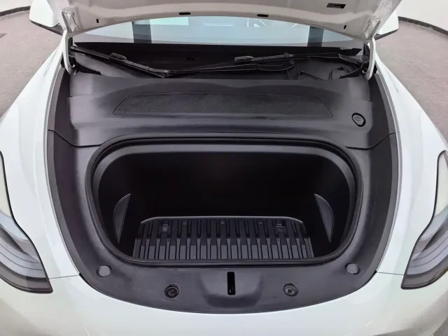 Tesla Model Y — Фото автомобиля 8