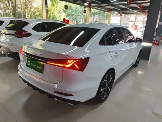 Roewe i5 — Фото автомобиля 6