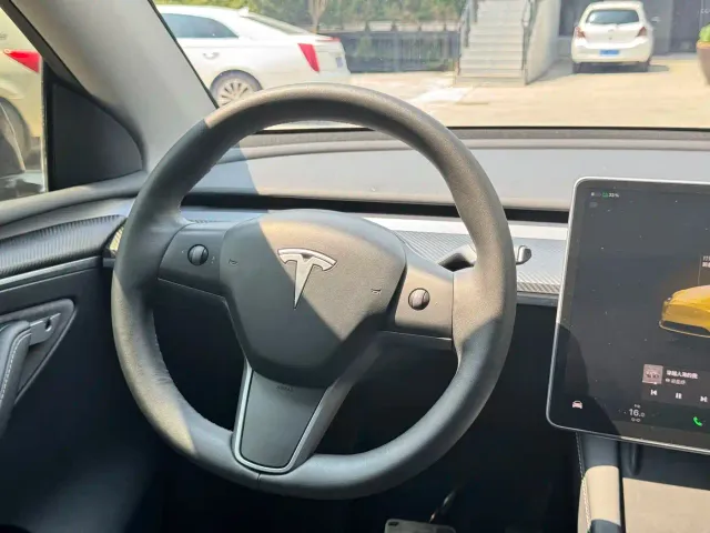 Tesla Model Y — Фото автомобиля 13