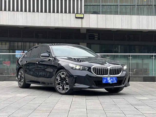 BMW 5 Series — Фото автомобиля 3