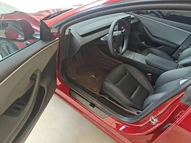 Tesla Model 3 — Фото автомобиля 15