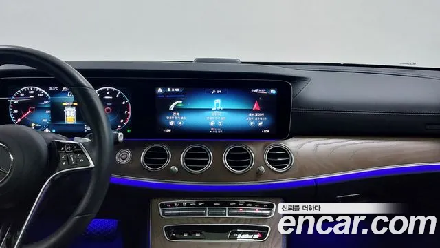 Mercedes-Benz E-Class — Фото автомобиля 16