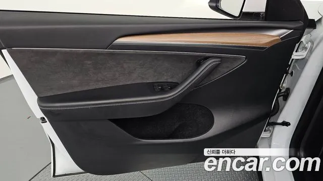 Tesla Model Y — Фото автомобиля 24