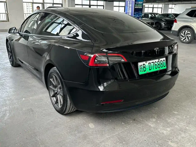 Tesla Model 3 — Фото автомобиля 5