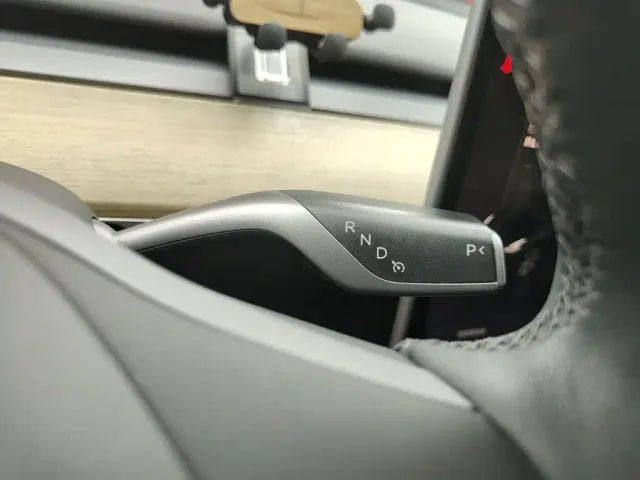 Tesla Model Y — Фото автомобиля 10