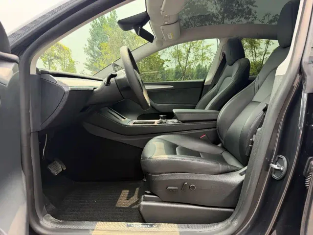Tesla Model Y — Фото автомобиля 12