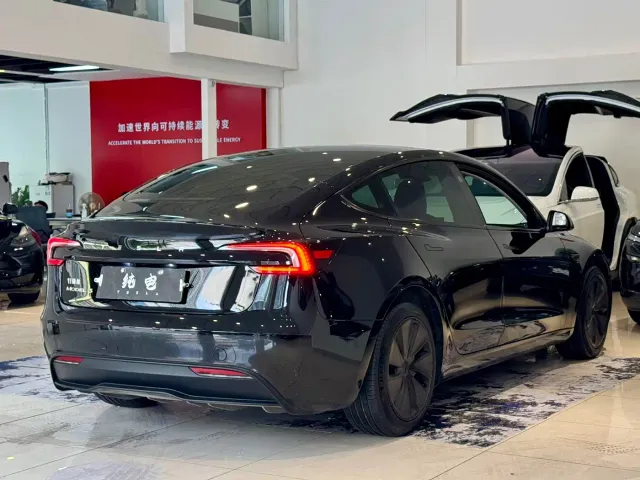 Tesla Model 3 — Фото автомобиля 15