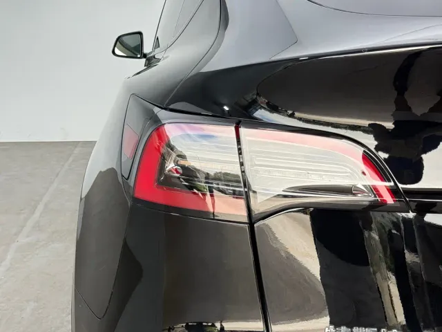Tesla Model Y — Фото автомобиля 12