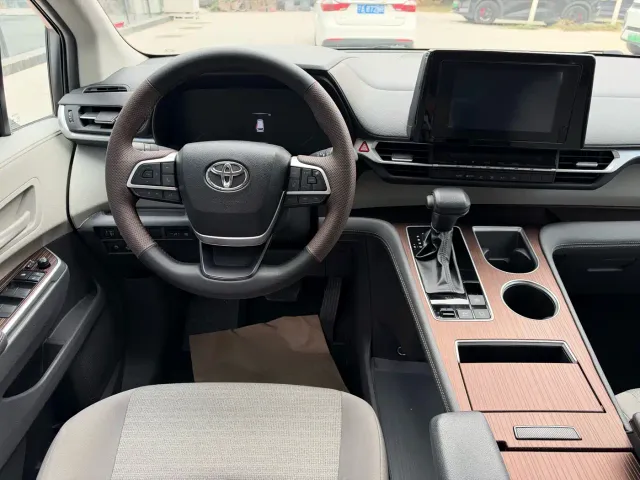 Toyota Sienna — Фото автомобиля 8