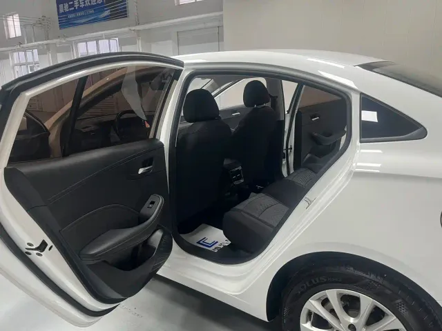 Roewe i5 — Фото автомобиля 9