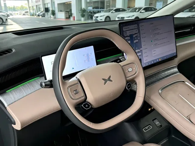 Xpeng X9 — Фото автомобиля 6