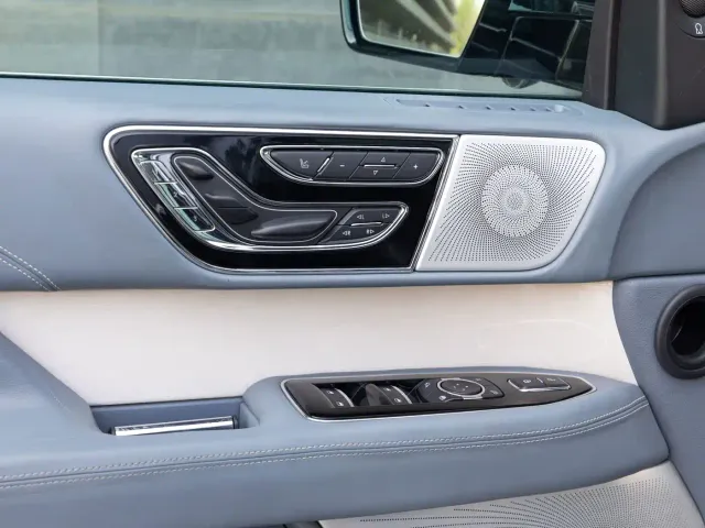 Lincoln Navigator — Фото автомобиля 9