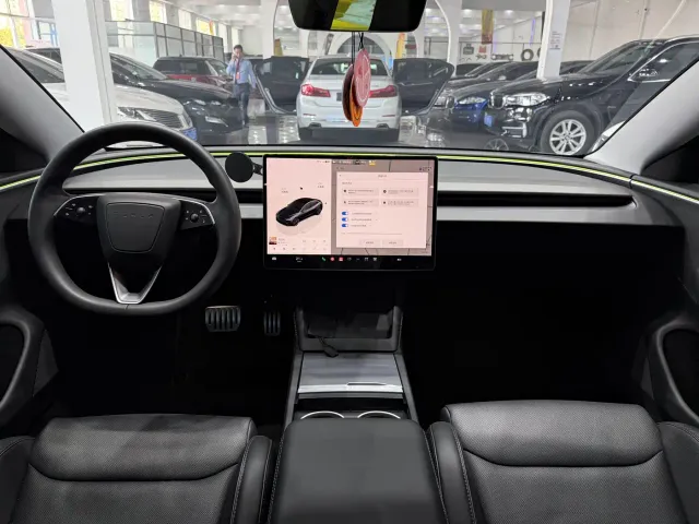Tesla Model 3 — Фото автомобиля 17