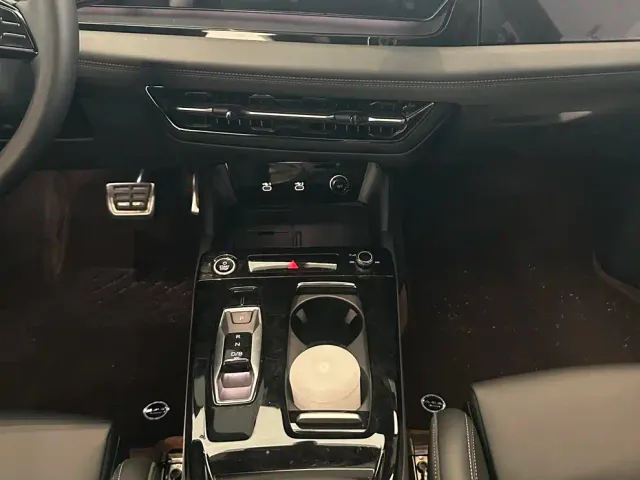 Audi Q6L e-tron — Фото автомобиля 8