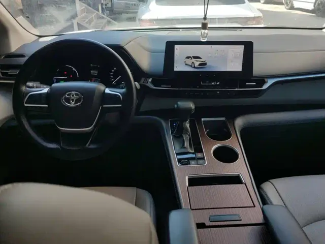 Toyota Sienna — Фото автомобиля 12
