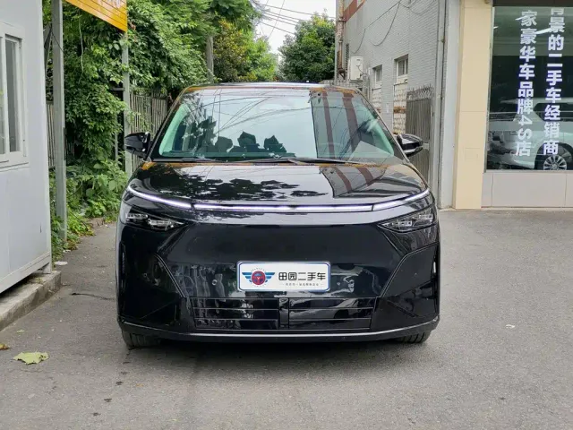 Xpeng X9 — Фото автомобиля 2