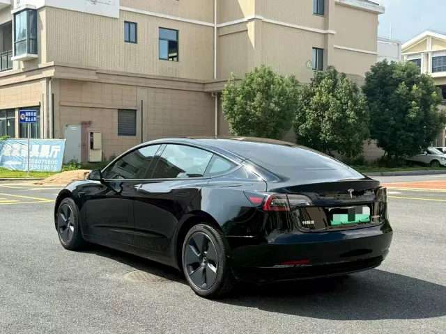 Tesla Model 3 — Фото автомобиля 4
