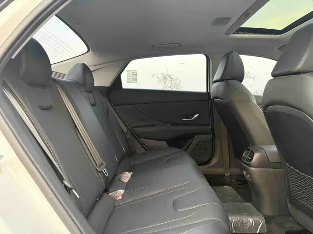 Hyundai Elantra — Фото автомобиля 5
